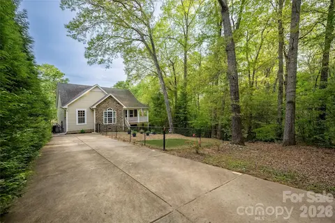 main entrance driveway with fenced front yard