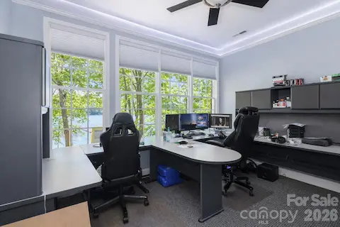 Office with 5 workstations