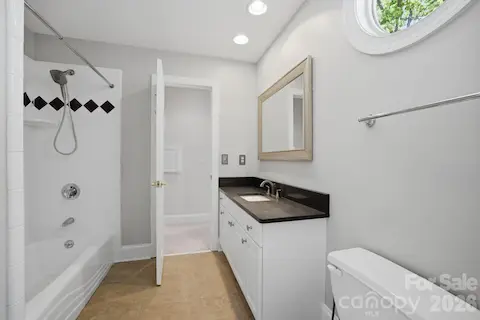 Ensuite guest bathroom.