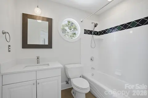 Ensuite guest bathroom.