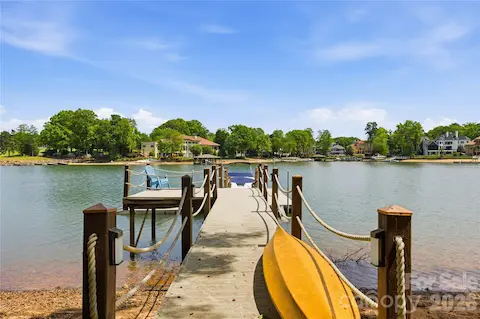 Private floating dock with 6000# lift