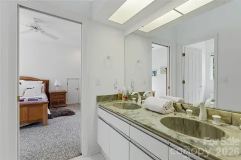 Shared bathroom for both guest bedrooms