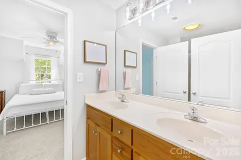 Jack-n-jill bathroom between bedroom 3 and 4.