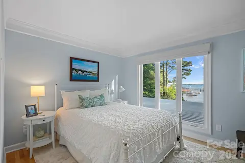 Additional bedrooms with lake views