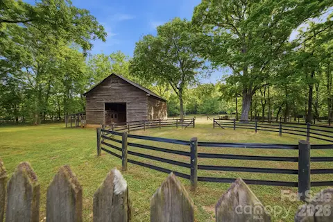 Barn situated next to the pastures and round pen.