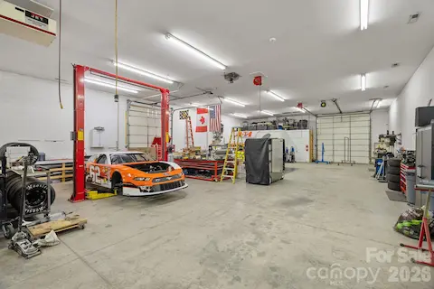 3,184 sq ft Automotive workshop  with dedicated HVAC. Lift, Surface Plate, Hanging Air & Electrical.