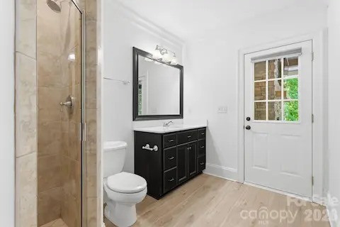 Lower level full bath/pool bath