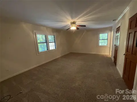 HUGE 21' Upstairs 2nd Primary Bedroom