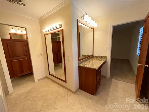 Upstairs 2nd Primary Bath