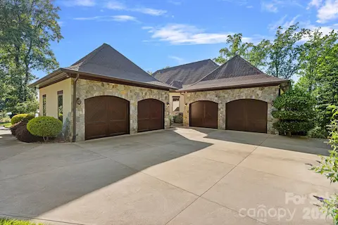4 Garage Bays