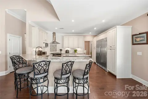 Breakfast bar with 6 seats