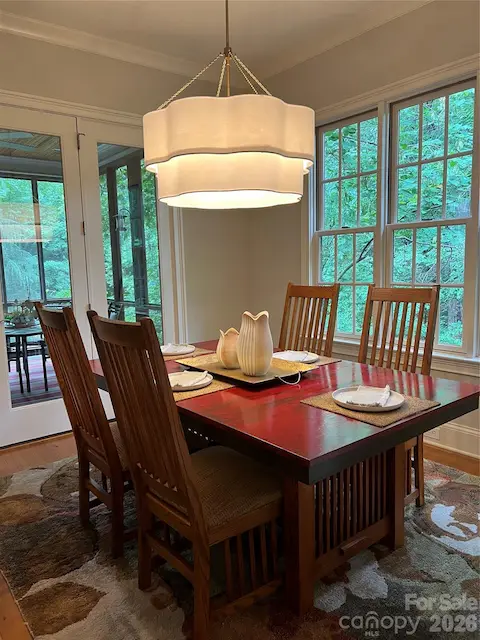 Breakfast Area onto Screened in Porch