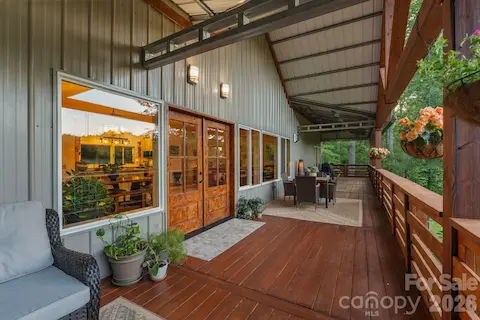 Barndominium porch