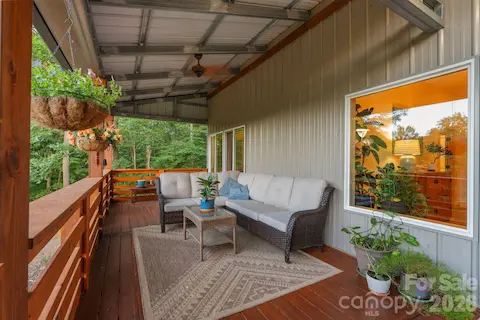 Barndominium porch