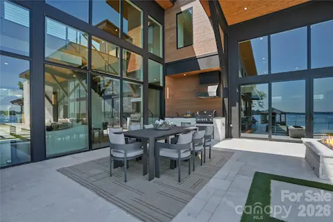 Outdoor Dining/Grill Area
