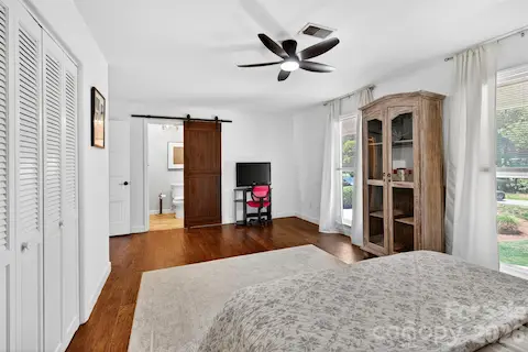 bedroom w/ full bath