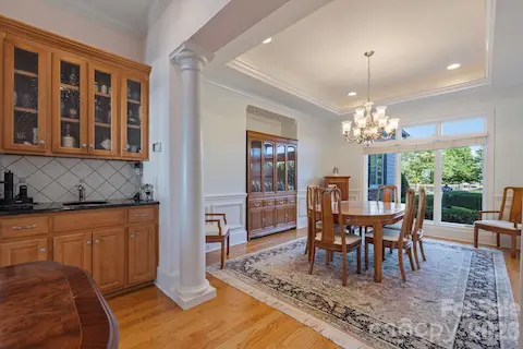 Dining room / wet bar
