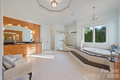 Primary bathroom (Main level)