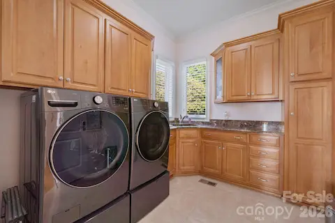 Laundry room with Plenty of storage (Main level)