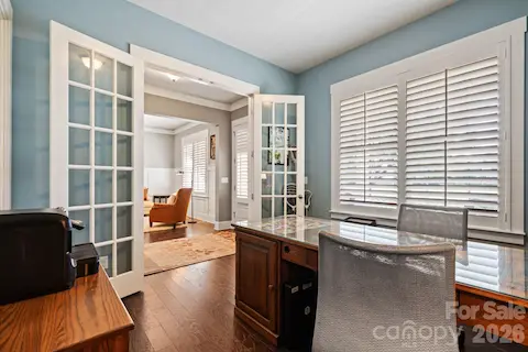 en-suite bath on office/bedroom