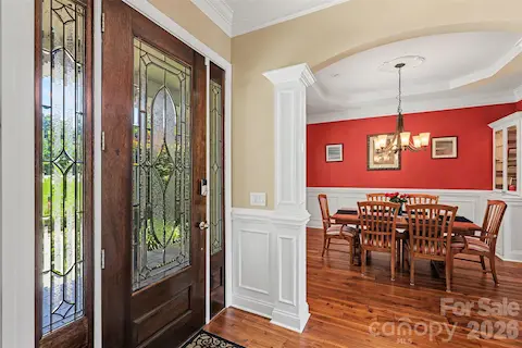 Entry area/dinning