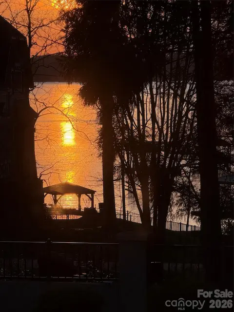 Seasonal Lake View