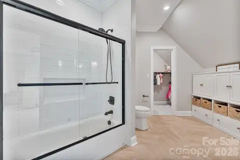 Private Bathroom for Bedroom 4