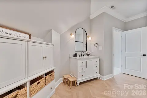 Private Bathroom for Bedroom 4