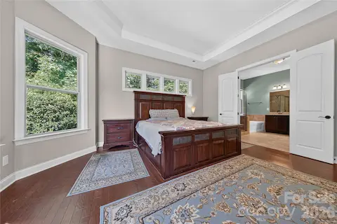 Primary w/ En Suite Bath