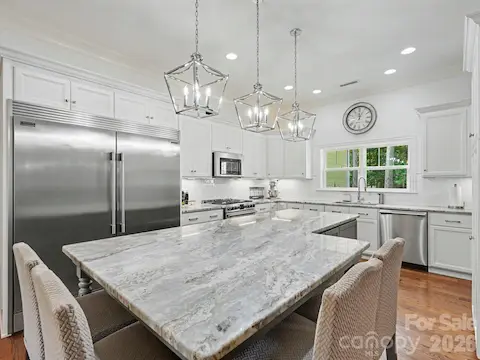 Huge chef's kitchenDouble refrigerator/freezer