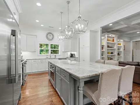 Kitchen with island/ breakfast bar