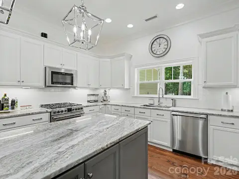 Kitchen w/ lots of light and cabinet space