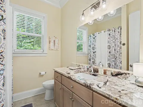 Split bedroom plan with hall bath between bedrooms