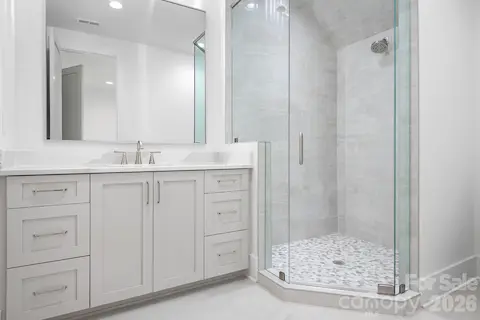 Ensuite Bath 2