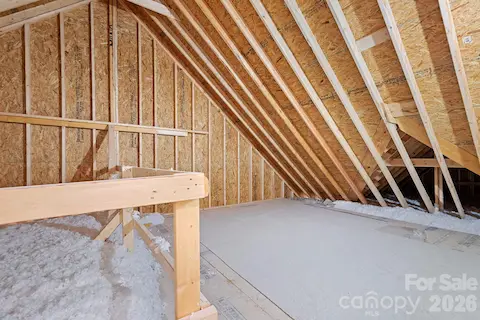 Large walk-in attic space 197SF