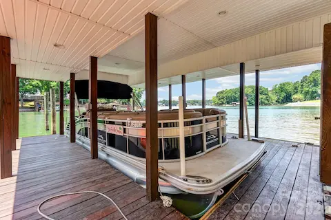 Covered boat slip