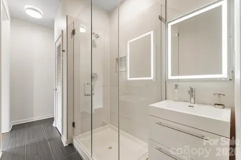 Second-floor en-suite guest bathroom with modern finishes