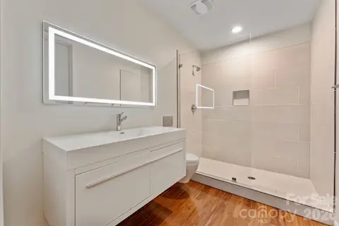 Ground-floor full guest bathroom with modern fixtures