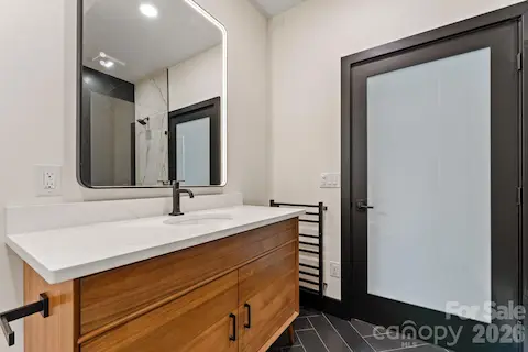 Garage guest suite en-suite full bathroom
