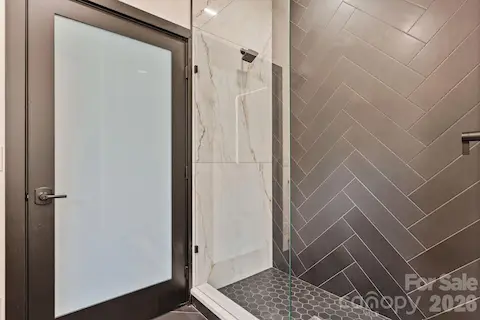 Garage guest suite en-suite full bathroom