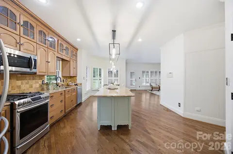 Kitchen with a movable island
