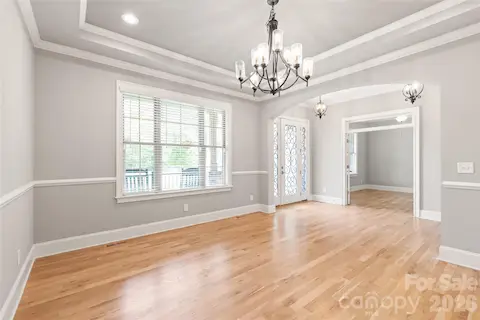 Dining Room Complete with Tray Ceiling