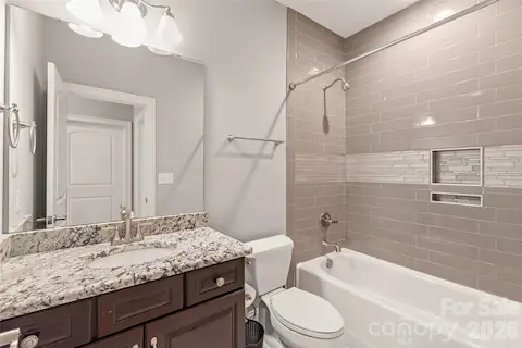 Full Secondary Bath on Main