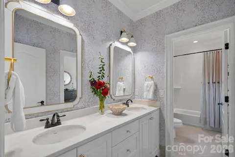Upper-Level Jack & Jill Bath