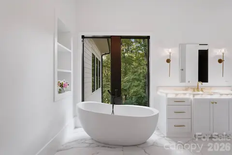 All the details in the curved soaking tub.