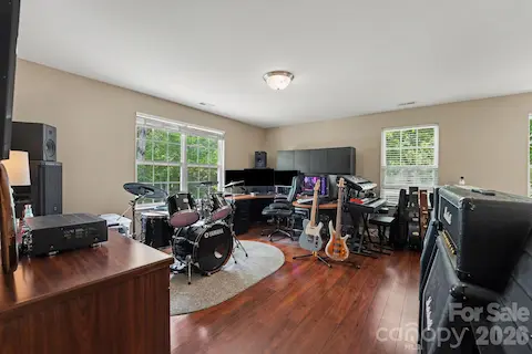 Upstairs office/bonus room