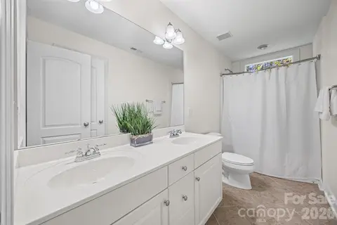 Upstairs Shared Full Bathroom