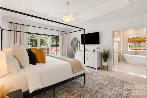 Primary Suite - Main Level
