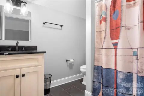 Upstairs Full Bathroom