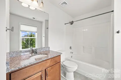 Bath connected to guest room 4